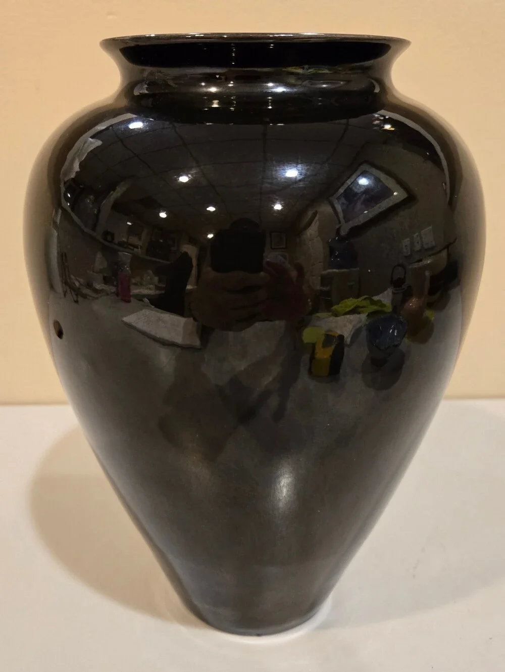 Elegant Black Gloss Ceramic Vase - Classic Home Accent